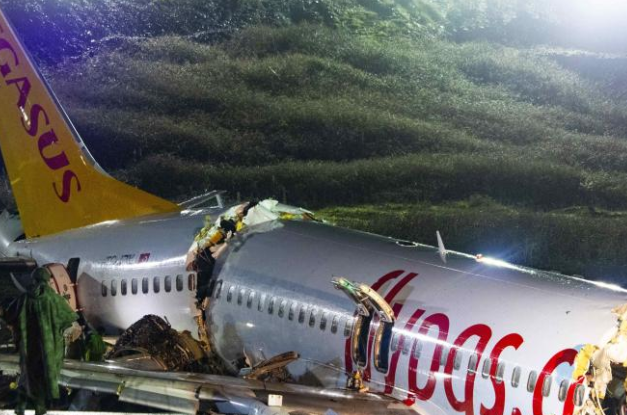 Avionul s-a rupt în două
