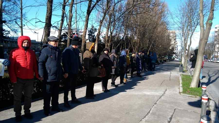 (FOTO) Lanț uman în fața spitalului