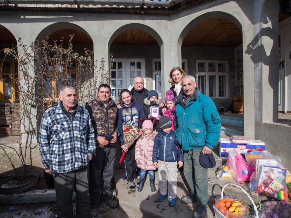 Cum îi cumpără alții pe nevoiași: „Știți ce bucurie au?”