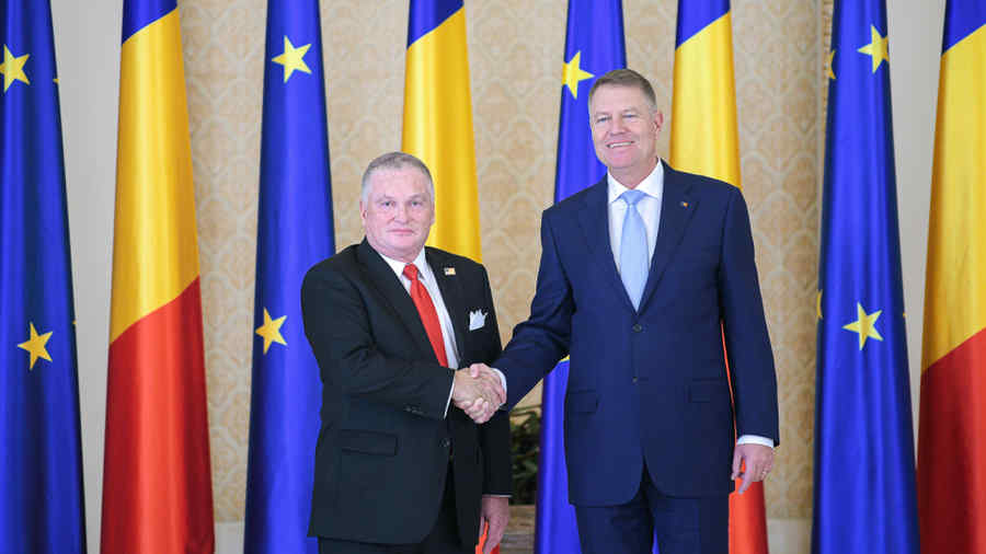 Un cititor zice: Senzația este că Iohannis e prins rău la mijloc
