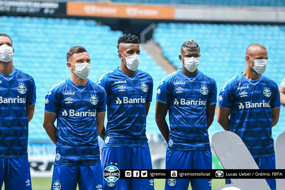 COVID 19 – Cu măști medicinale pe față, pe terenul de fotbal