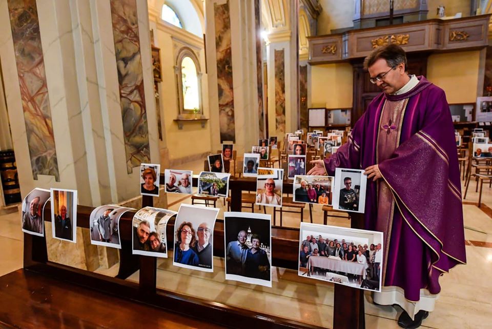 Liturghie cu fotografii, în loc de credincioși