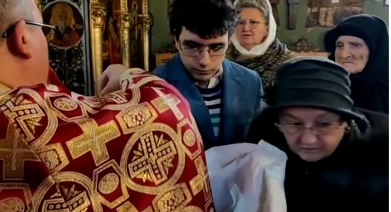 (VIDEO) Pe preoți nu-i doare nici în lingură!