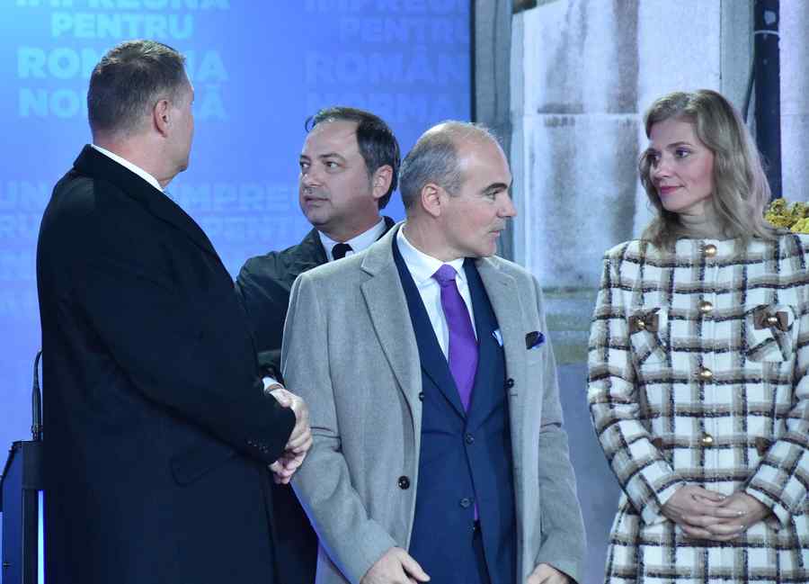 Rareș Bogdan, lăsat cu izmenele-n vine