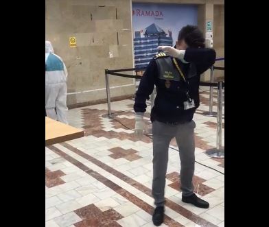 (VIDEO) Dezinfecția uniformelor cu tot cu polițiști