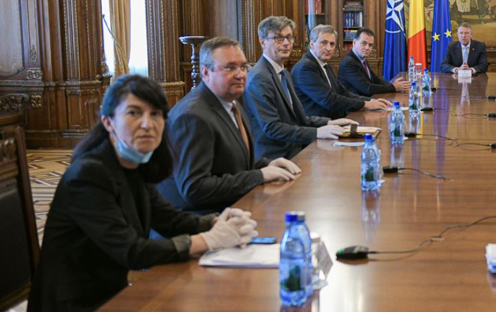 Violeta Alexandru se poartă cu mănuși cu Klaus Iohannis