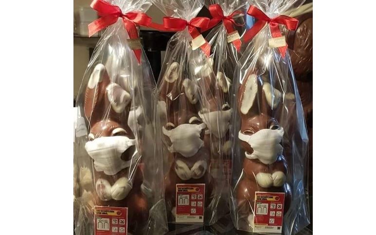 Iepurași de Paști cu mască de protecție