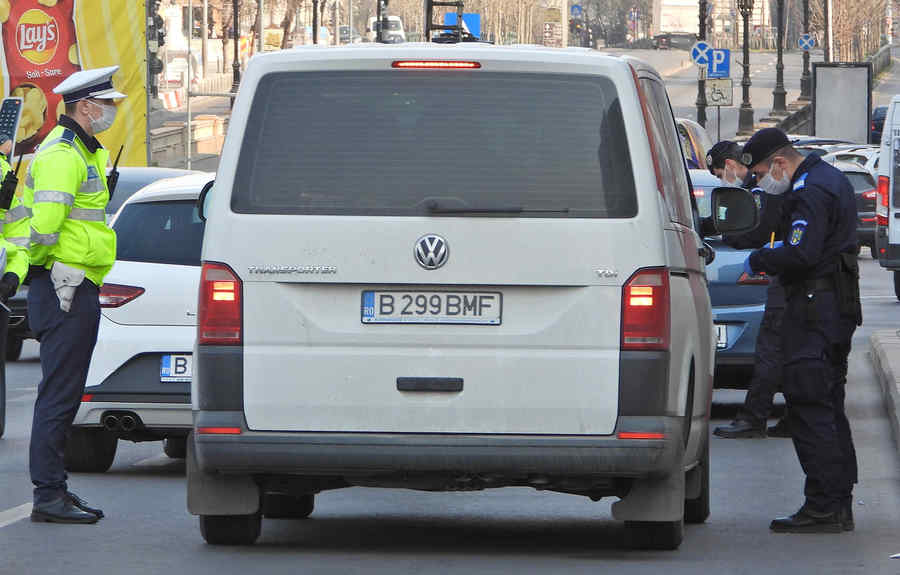 Doi participanți la mitingul din Piața Victoriei, duși la Poliție