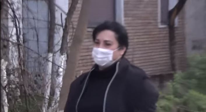 Flori și mulțumiri pentru o asistentă „chinuită“ de vecini