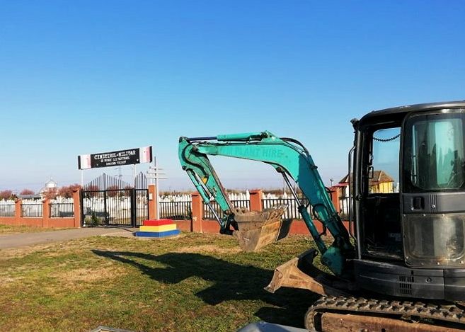 A început săparea gropilor pentru morții de coronavirus (FOTO)