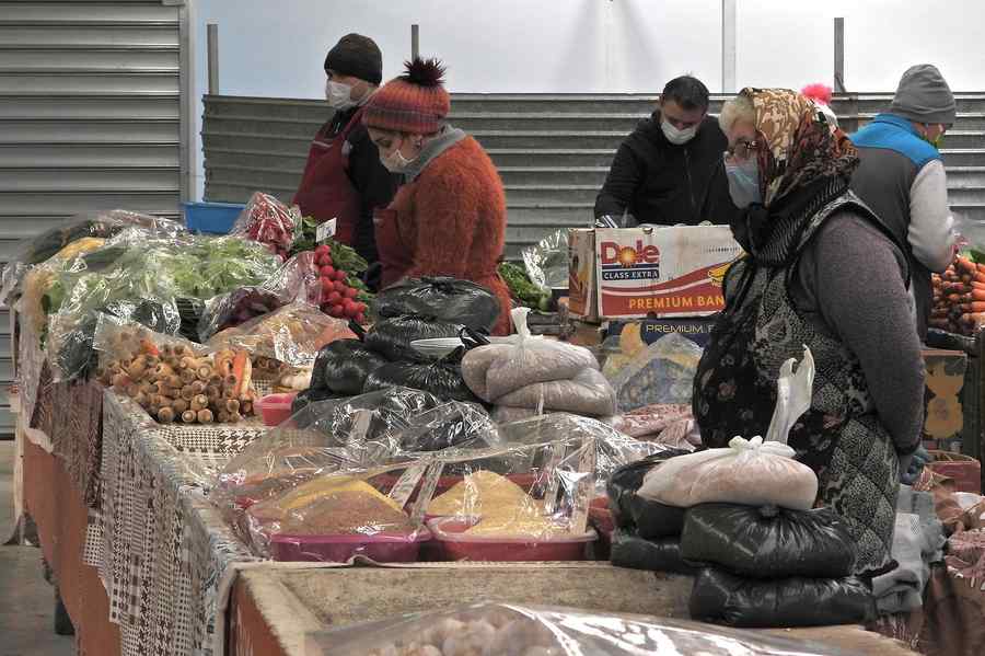 Lui Iohannis i-a intrat morcovul în piață: „Să fie redeschise”