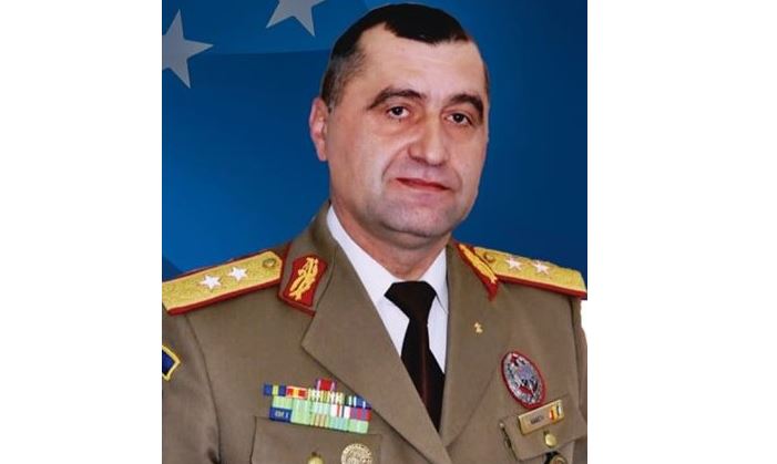 Nea Vasile ” Rambo ” Roman dă cu molima-n gardu’ kaki