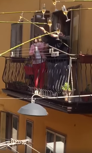 (VIDEO) Imagini ca-n filme cu italieni în izolare