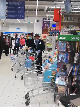 (VIDEO) „Hristos a Înviat” la… supermarket