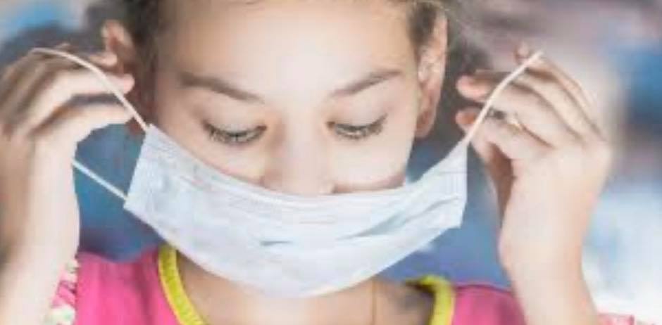 Pandemia extremelor: O țară spune adio măștii, alta îi obligă pe funcționari să se vaccineze