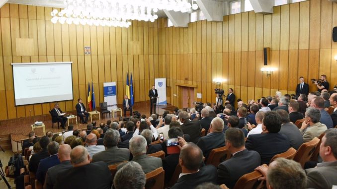 Klaus Iohannis, ascultând „imnul” Ţinutului Secuiesc în picioare