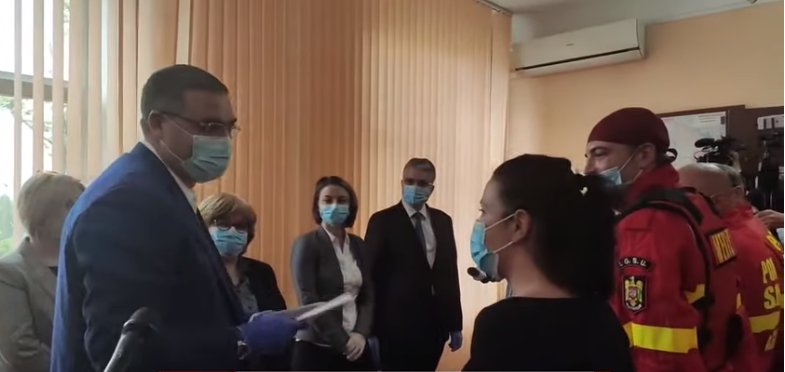 (VIDEO) De senzație: Primarul, cu plicul și curcanul la medicii români