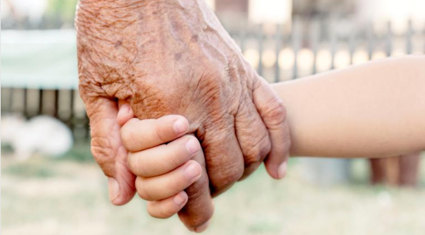 Bunicii care își cresc nepoți, ajutați cu bani