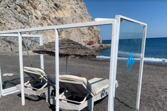 La plajă în Grecia, cu cabine din plexiglas