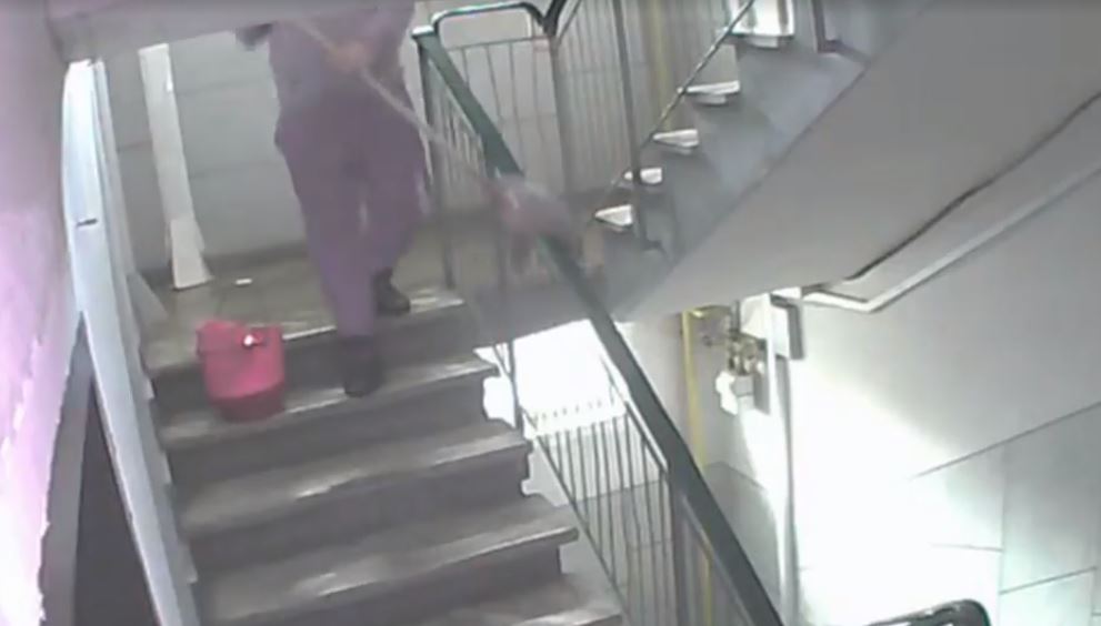 Curățenia à la Cluj: Cu mopul pe balustradă