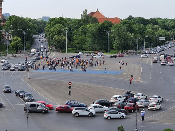 Protest cu îmbrățișări, în Piața Victoriei