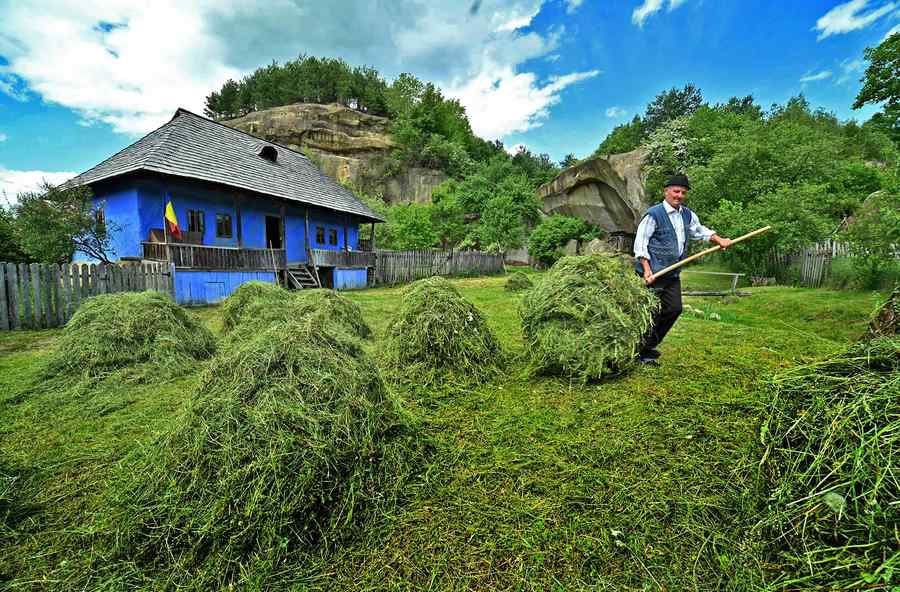 România neretușată – La coasă în Corbii de Piatră