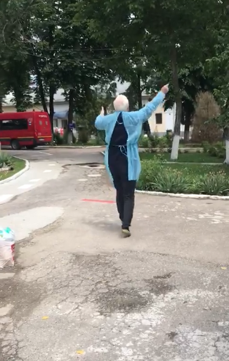 Dansul bucuriei după ce a învins coronavirusul