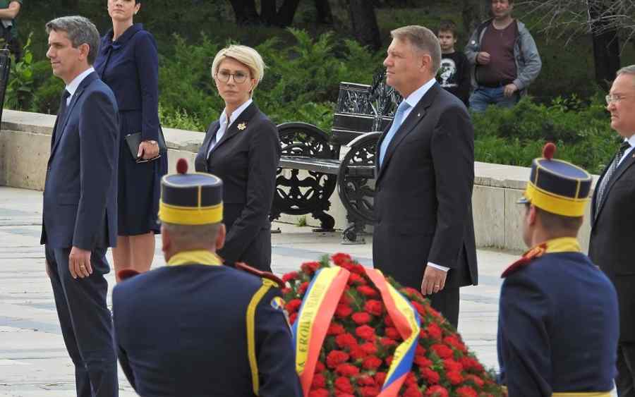 Cât de străini sunt cei din poză de Ziua Eroilor