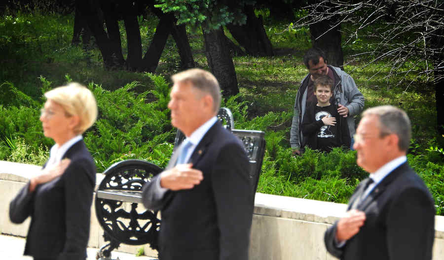 Instantaneu de la ceremonia din Parcul Carol