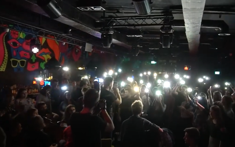 Ce n-a văzut Parisul: Concert Phoenix și Cargo pe scaune