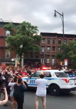 Momentul în care mașina Poliției intră direct în protestatari