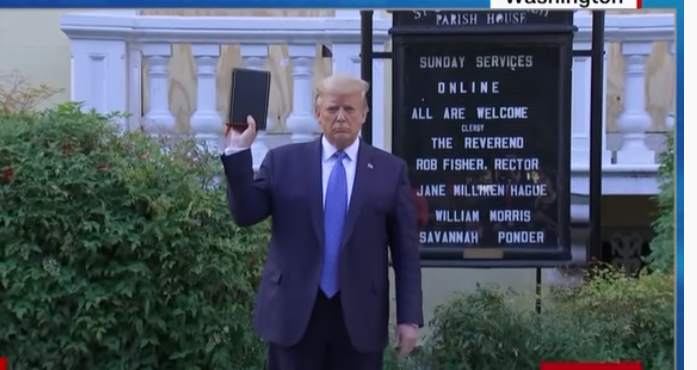 Se îngroașă gluma: Documente secrete, găsite la reședința lui Trump