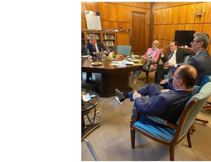 S-a decis să se pună batista pe țambal