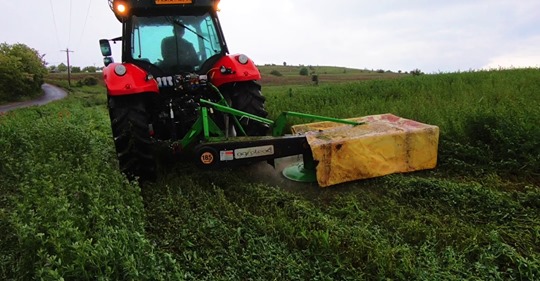 Beat și fără permis, un bărbat a lovit cu tractorul patru mașini