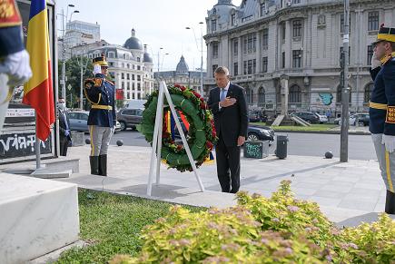 Cum mai „schimbă istoria” președintele României