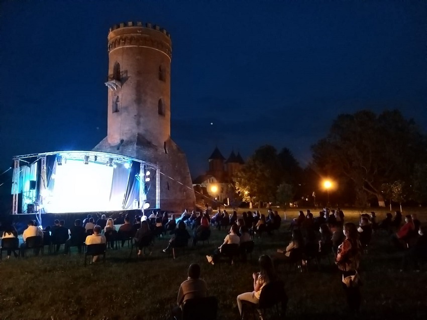 Primul teatru din România care joacă în aer liber