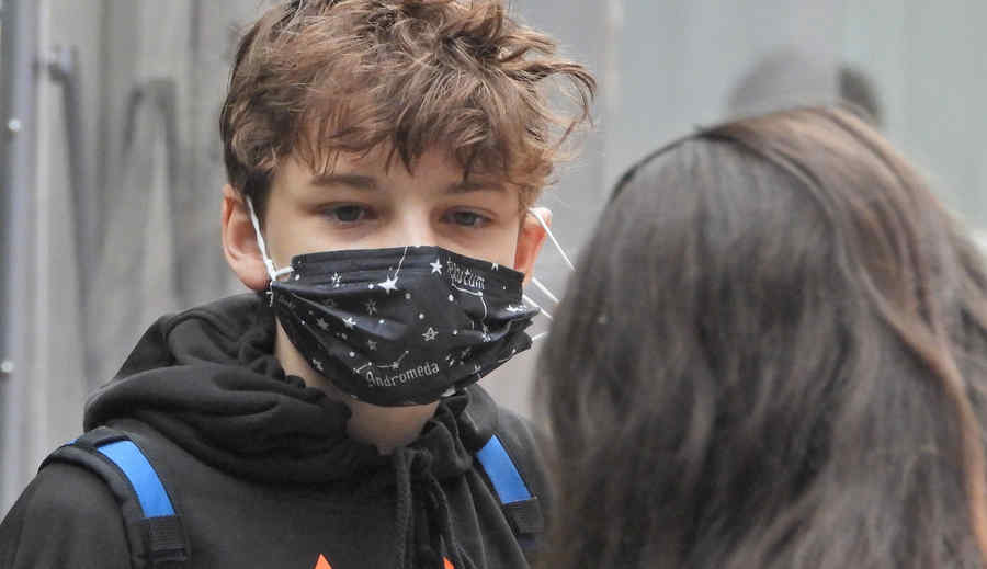 „Dictatura” măștii: Nici copiii de clasa I nu scapă