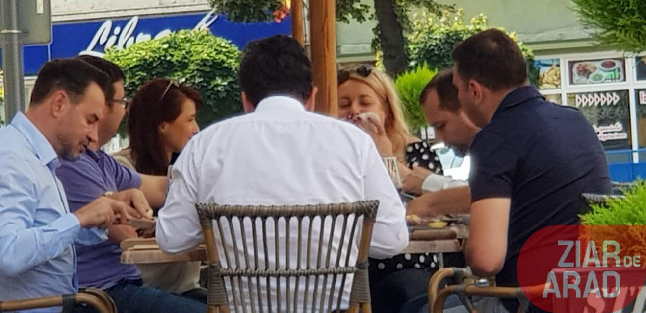 Mai greu cu distanțarea socială la politicienii arădeni