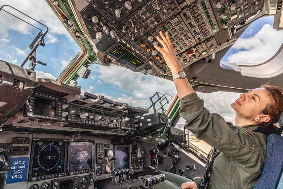Românca Simona Maierean, încă o premieră în aviația militară