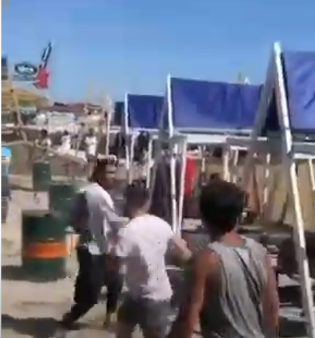 (VIDEO) Pumnii mei minte nu are la plajă!