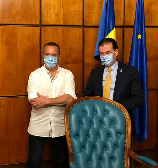 Cine mai cântă și joacă în curtea partidelor