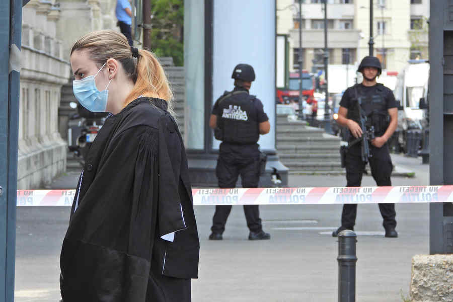 (FOTO) Alertă cu bombă la Curtea de Apel București