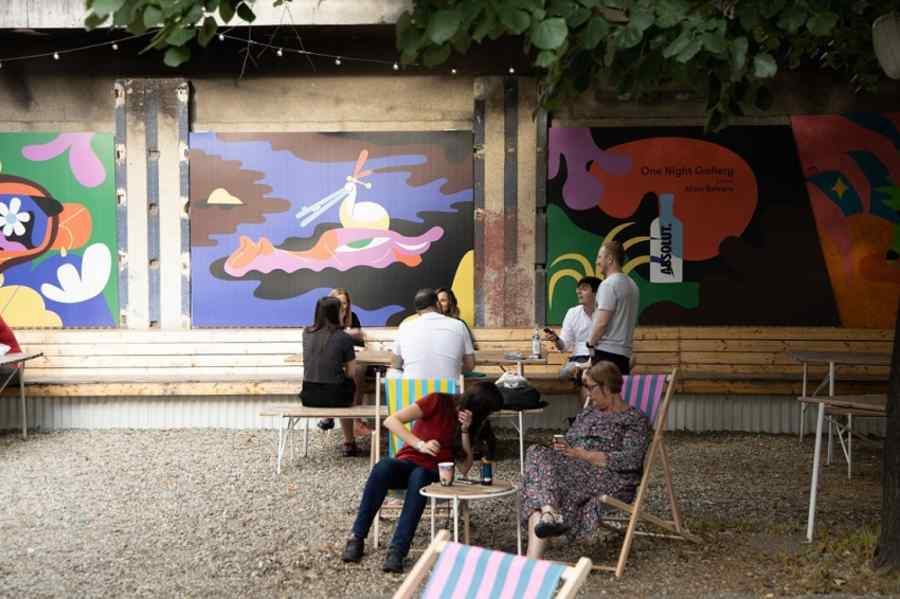 One Night Gallery devine expoziție itinerantă