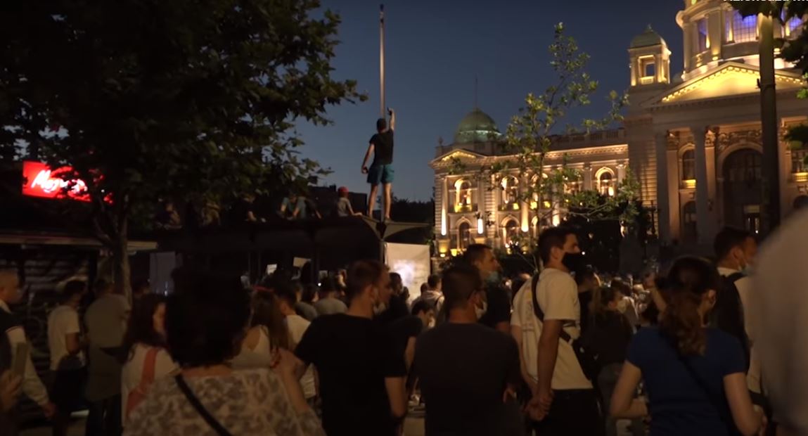 Bătăi între demonstranţi şi poliţişti