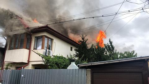 Incendiu la mai multe case, în capitală