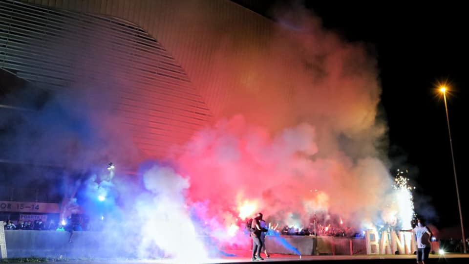 (VIDEO) Extaz în Bănie: „Faceţi-ne o bucurie/Aduceţi titlu”