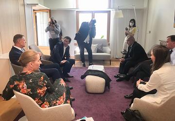 Obiectele de decor nu poartă mască