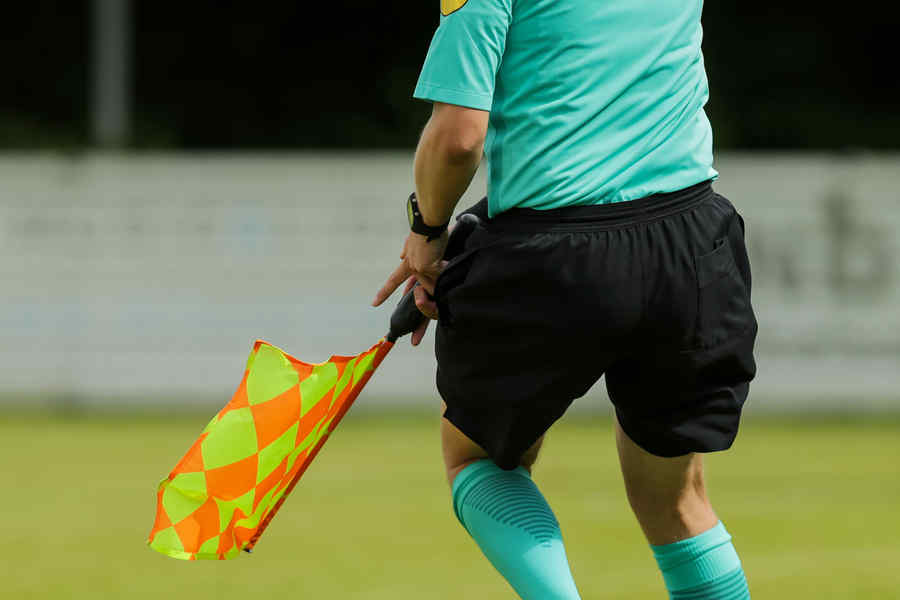 Trei arbitri români, promovați de Comisia UEFA