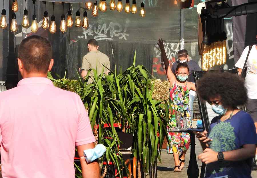 (FOTO) Cu mască și fără mască în Centrul Vechi