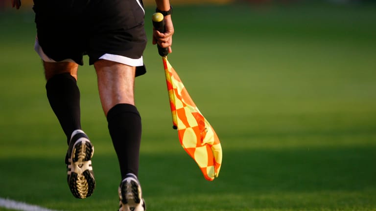 Patru arbitri și șapte jucători dintr-un foc